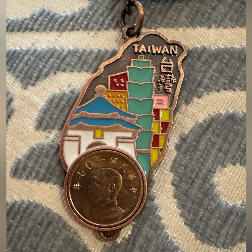 Taiwan Map Keychain with Multicolor Design - Picture 2 of 3